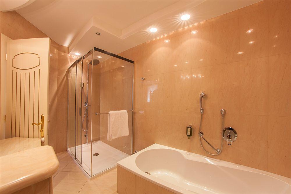 Cityhotel Goldener Adler B&B Chiusa Bagian luar foto