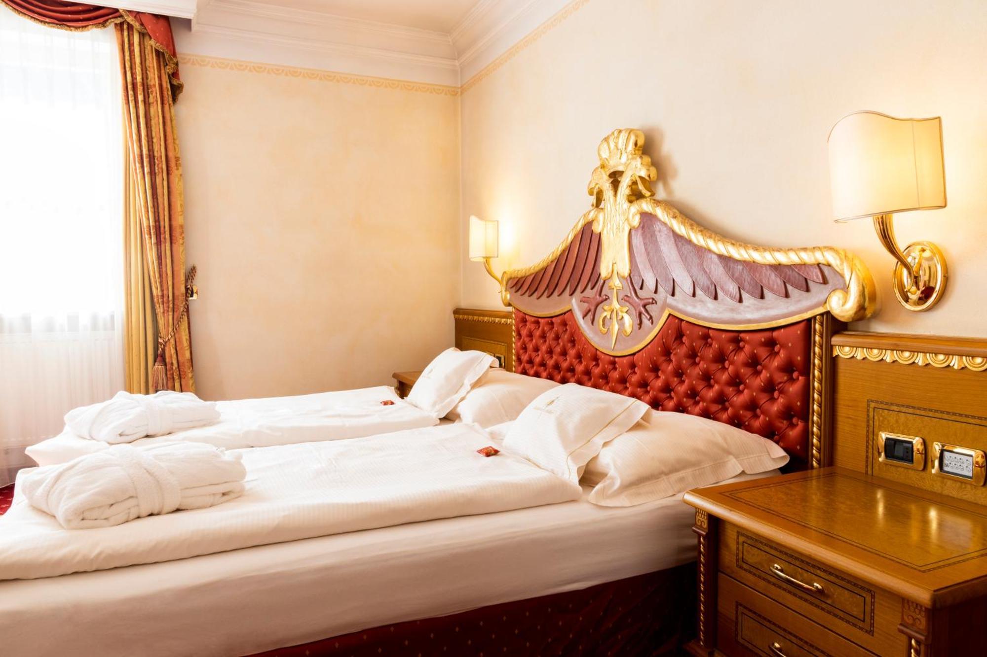 Cityhotel Goldener Adler B&B Chiusa Bagian luar foto