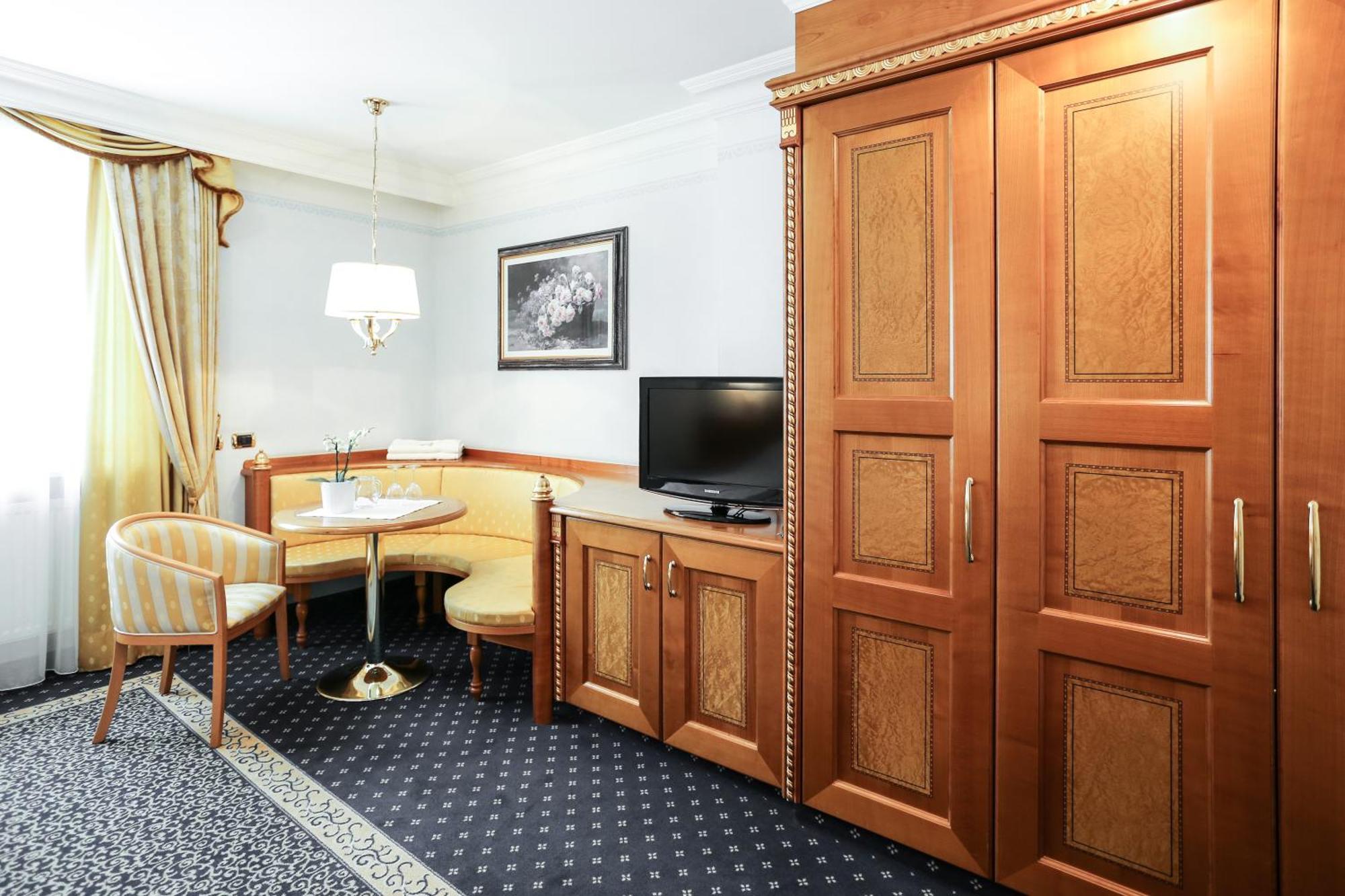 Cityhotel Goldener Adler B&B Chiusa Bagian luar foto