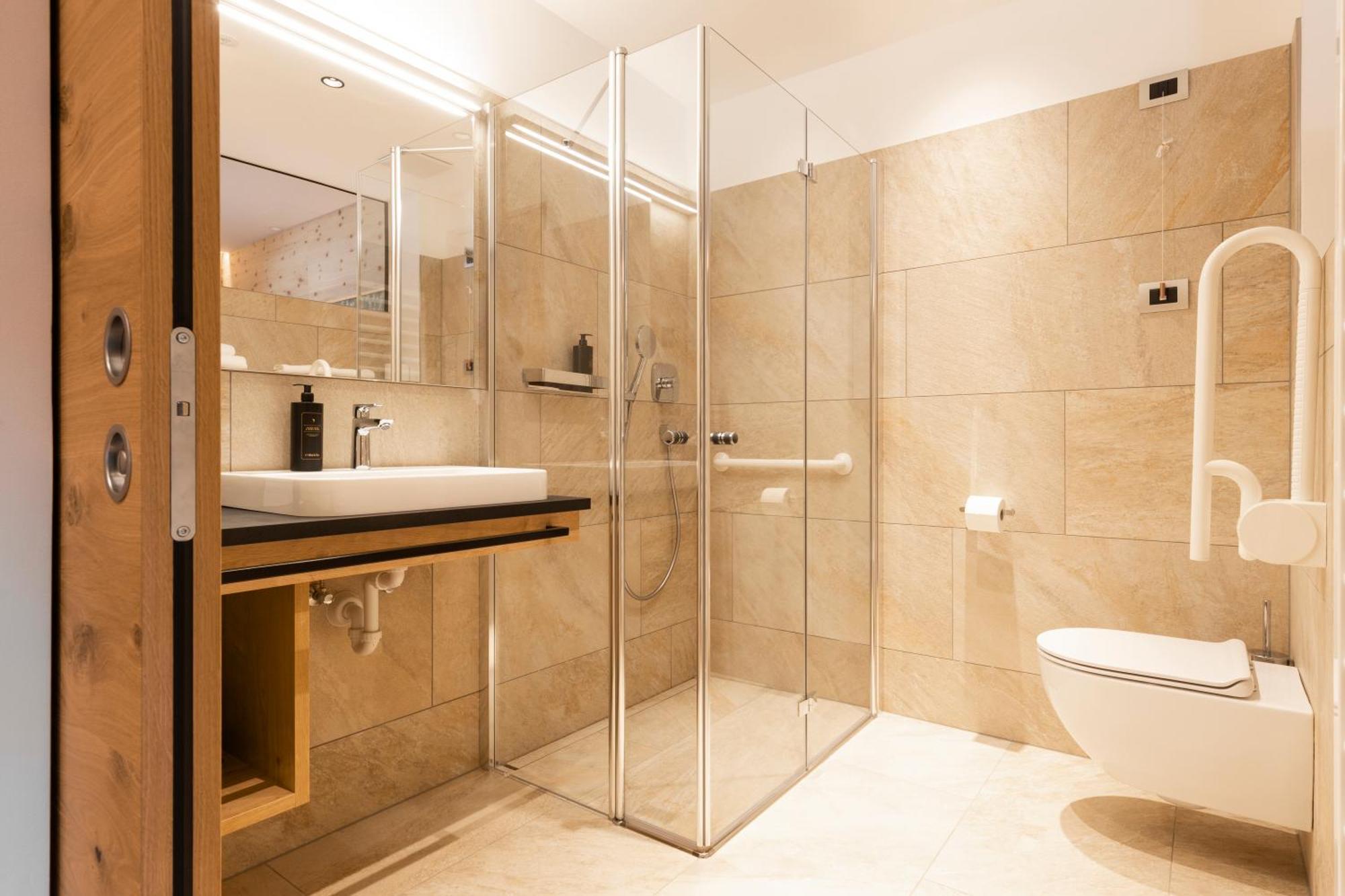 Cityhotel Goldener Adler B&B Chiusa Bagian luar foto
