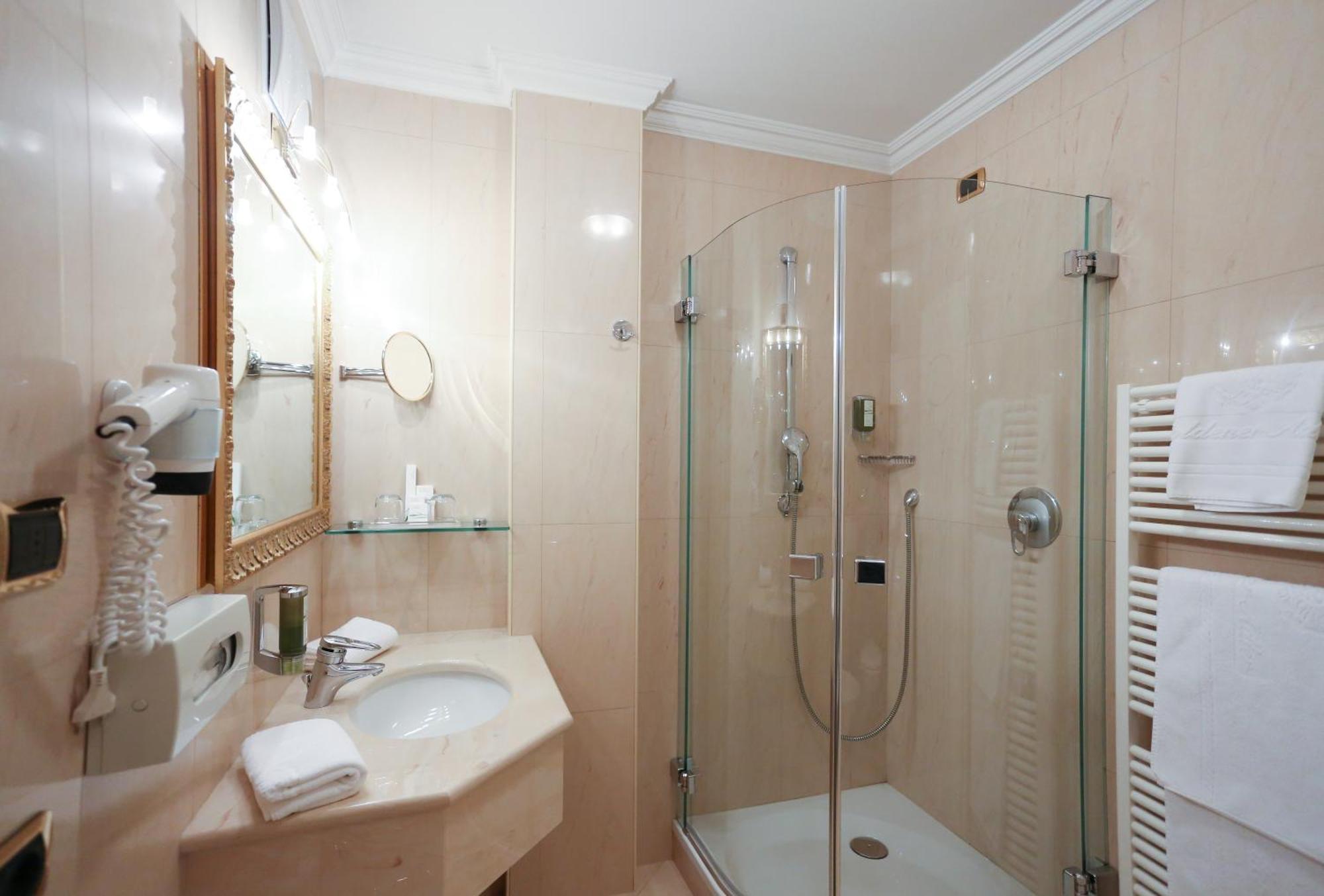 Cityhotel Goldener Adler B&B Chiusa Bagian luar foto