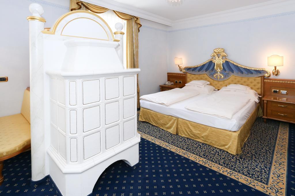 Cityhotel Goldener Adler B&B Chiusa Bagian luar foto