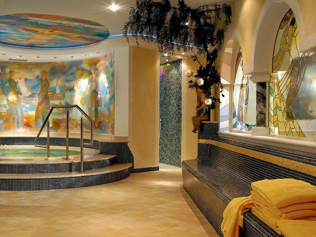 Cityhotel Goldener Adler B&B Chiusa Bagian luar foto