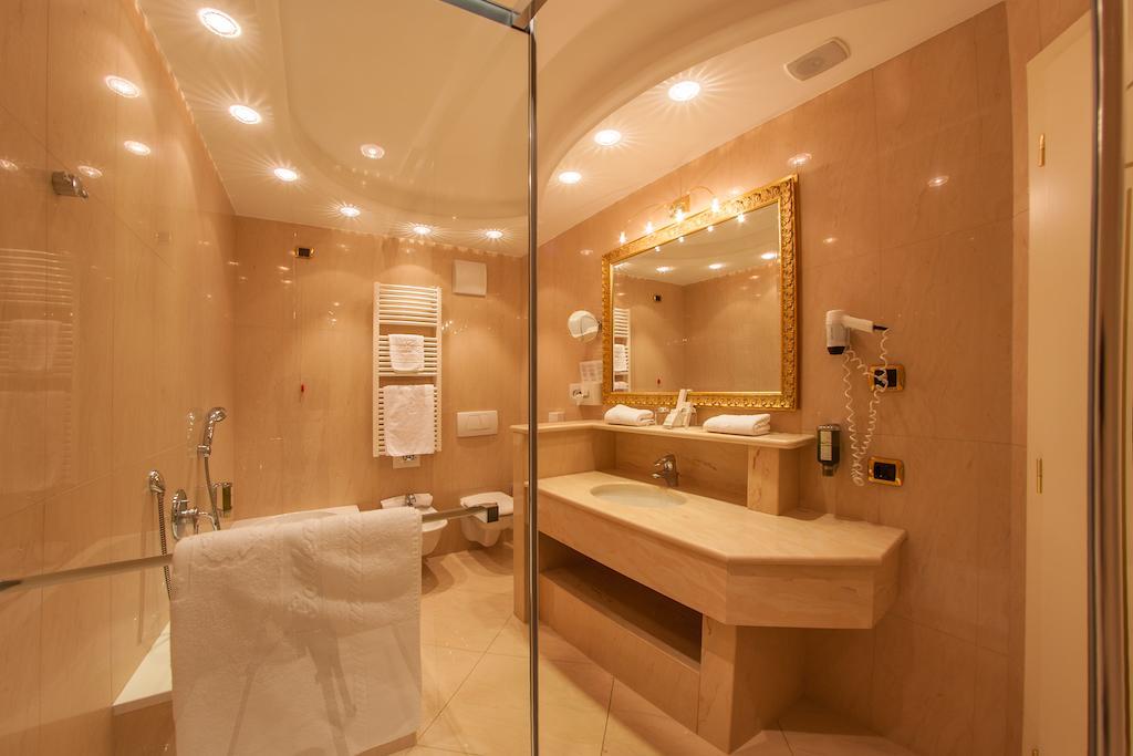 Cityhotel Goldener Adler B&B Chiusa Ruang foto