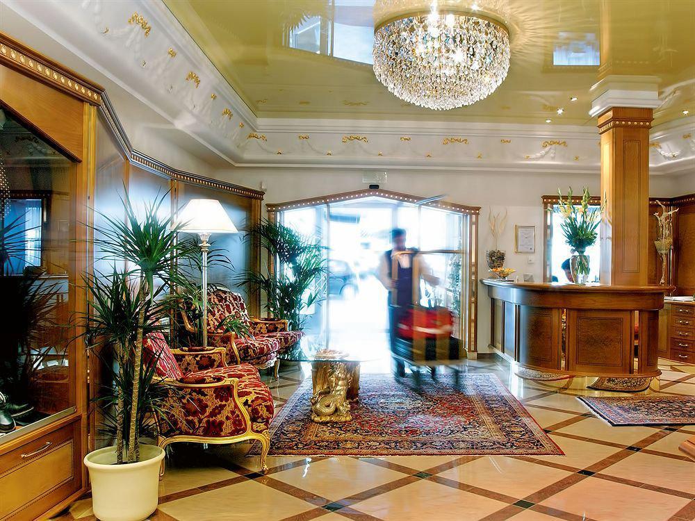 Cityhotel Goldener Adler B&B Chiusa Bagian luar foto