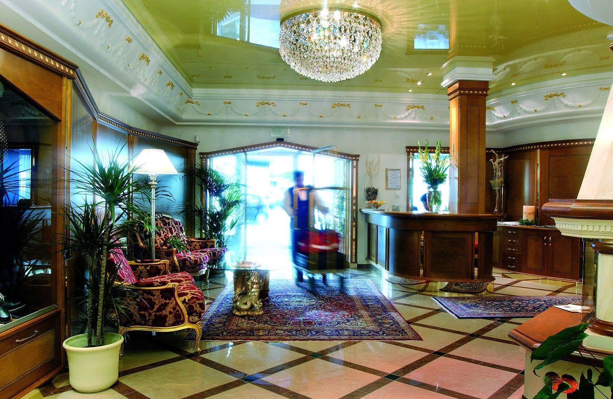 Cityhotel Goldener Adler B&B Chiusa Bagian luar foto