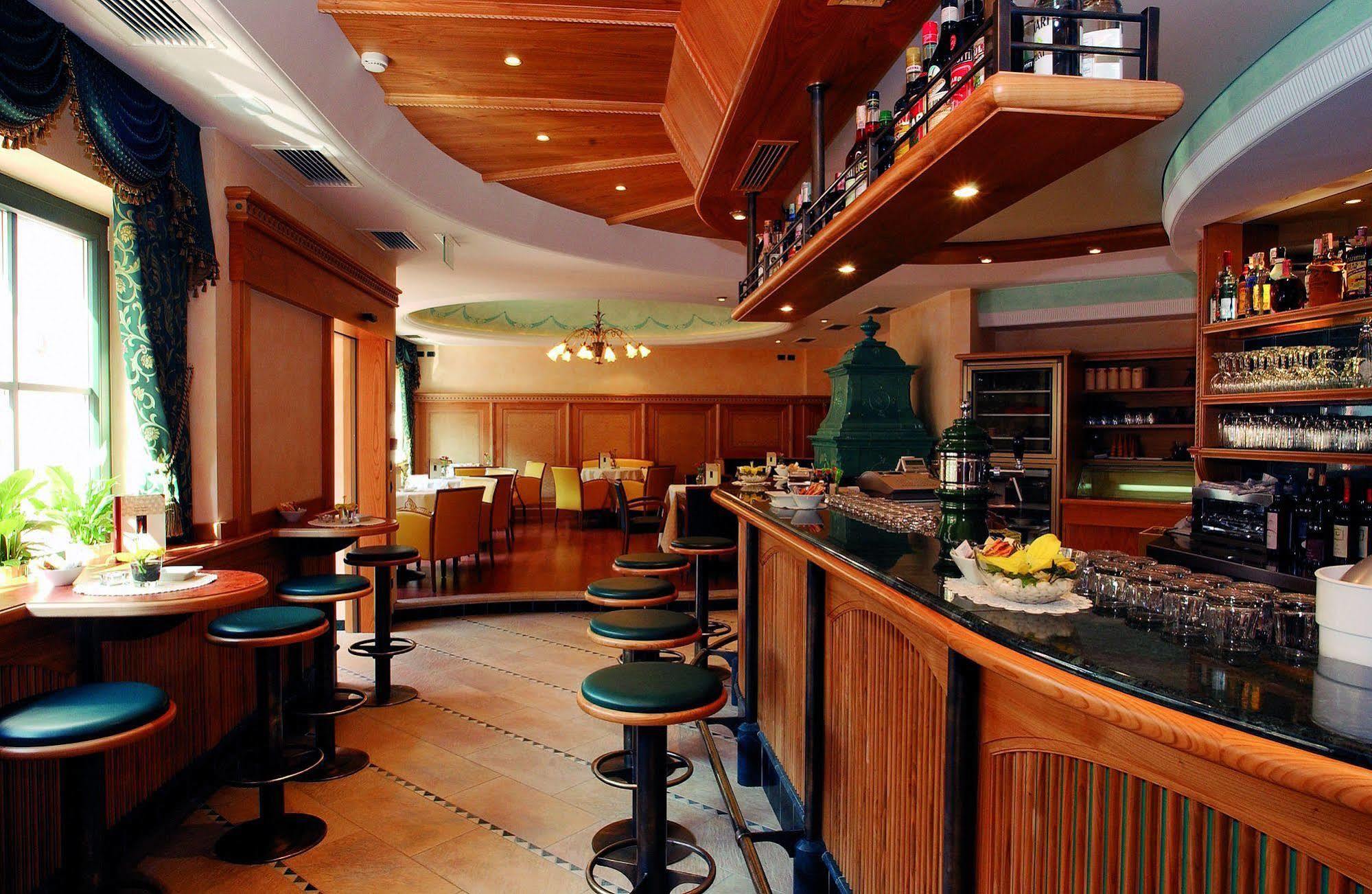 Cityhotel Goldener Adler B&B Chiusa Bagian luar foto